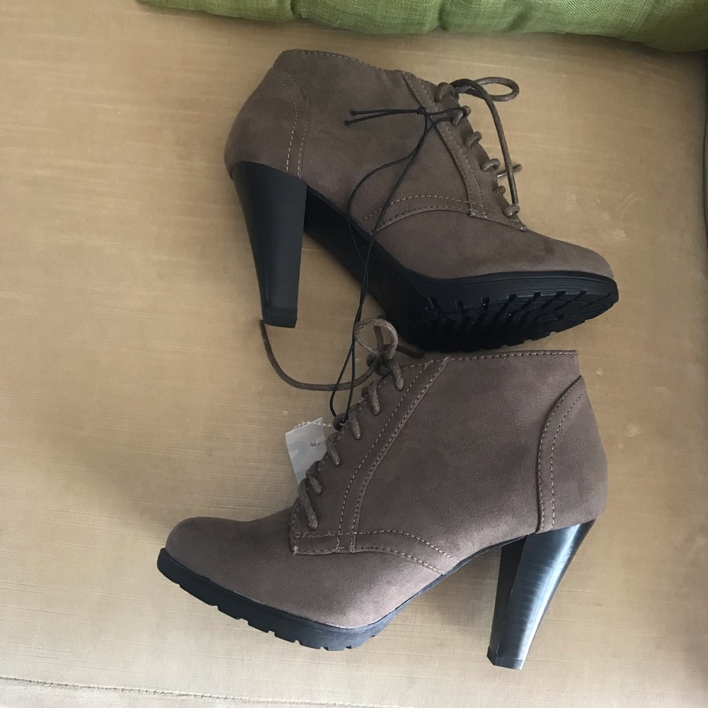 NEW!!! Rialto Brown booties ~ size 5.5 ~ very comfortable